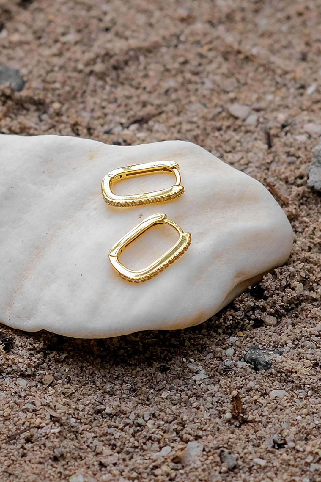 Liora™ – Ovale gullbelagte øredobber med diamantglans